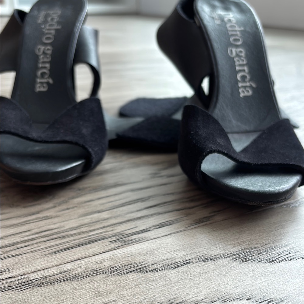 Pedro Garcia Black Sandals with Chunky Heel and Crisscross Straps - Picture 14 of 16